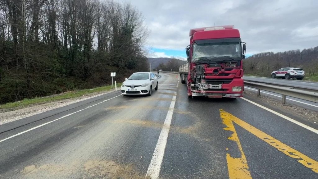 Düzce-Akçakoca yolunda makas atan tır, trafiği durdurdu