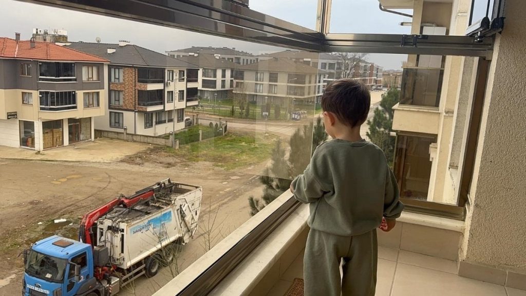 Düzce’de ‘çöp kamyonu hayranı’ minik Arda’ya belediyeden sürpriz