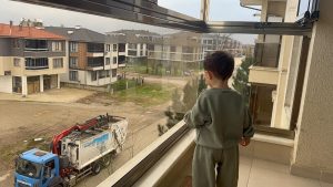 Düzce’de ‘çöp kamyonu hayranı’ minik Arda’ya belediyeden sürpriz