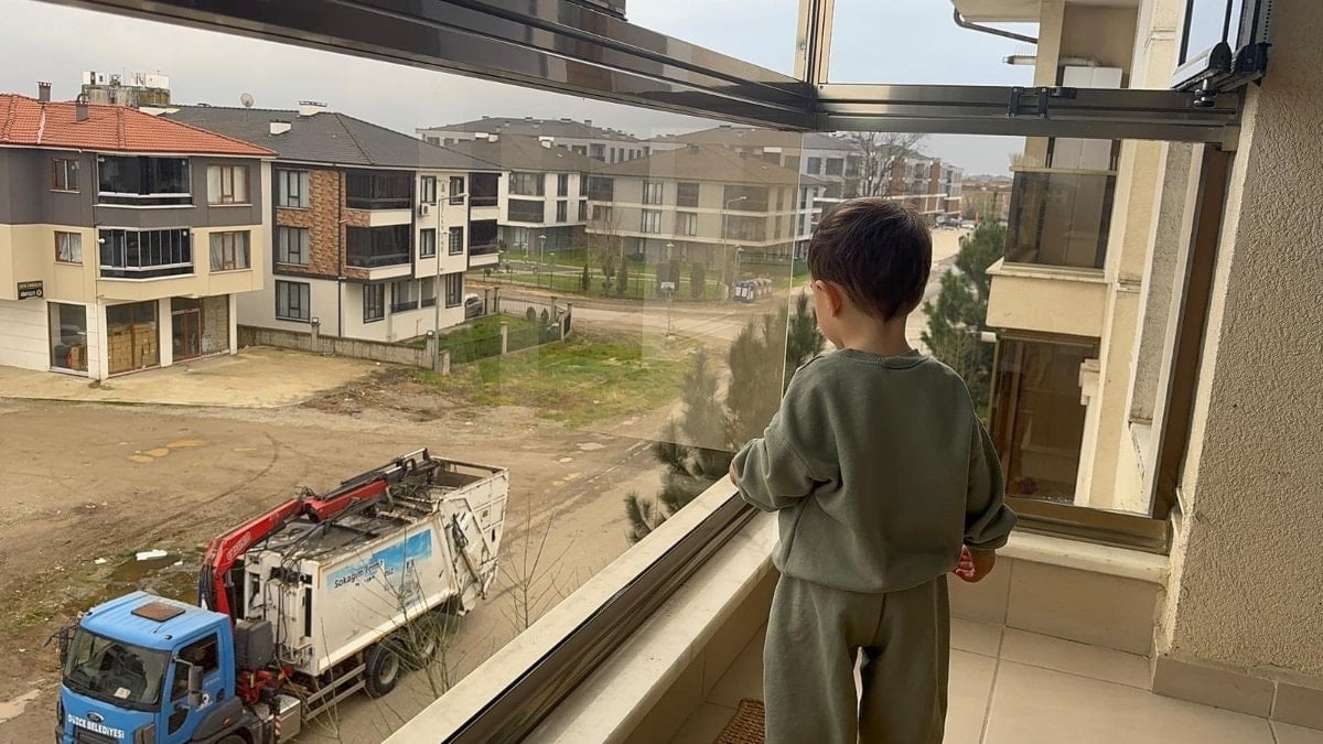Düzce’de ‘çöp kamyonu hayranı’ minik Arda’ya belediyeden sürpriz