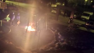 Edirne’de parkta lastik yaktılar, oyun gruplarına zarar verdiler