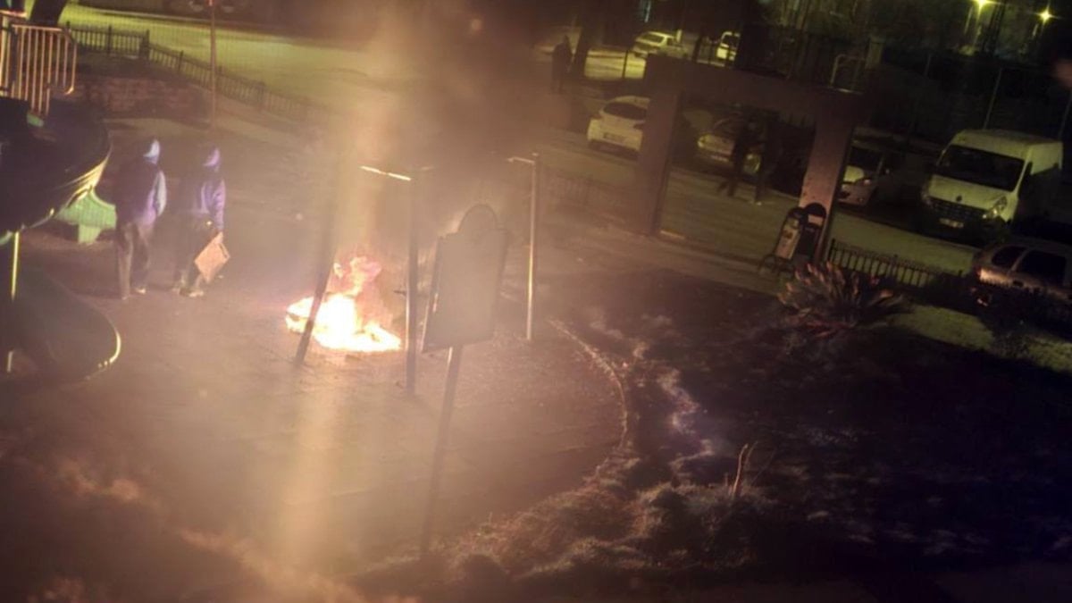 Edirne’de parkta lastik yaktılar, oyun gruplarına zarar verdiler