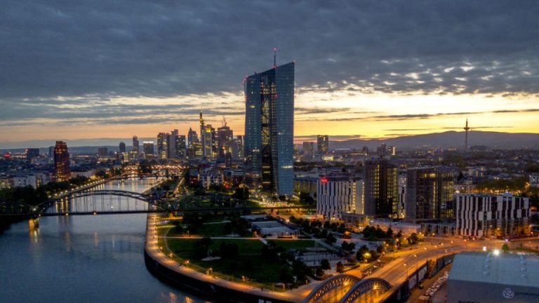 Ekonomistlerin AMB tahmini piyasalarla ters düşüyor