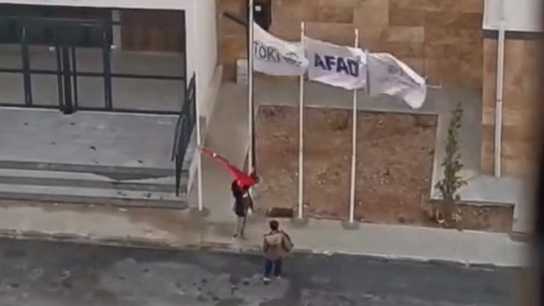 Elazığ’da çocuklardan Türk bayrağına büyük vefa