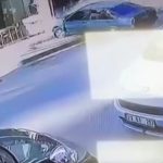 Elazığ’da kontrolden çıkan otomobil mağazaya daldı