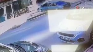 Elazığ’da kontrolden çıkan otomobil mağazaya daldı