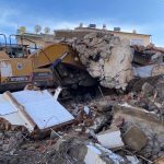 Elazığ’da yıkım sırasında enkaz, iş makinesinin üzerine çöktü