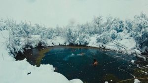 Erzincan’da eksi 4 derecede buz gibi gölette yüzdüler