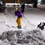 Erzurum Kalesi önünde gençlerden snowboard şovu