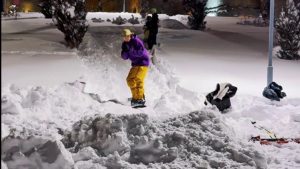 Erzurum Kalesi önünde gençlerden snowboard şovu