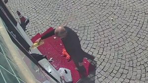 Erzurum’da camını kırdığı eczaneyi yakmaya çalışan eczacı gözaltına alındı