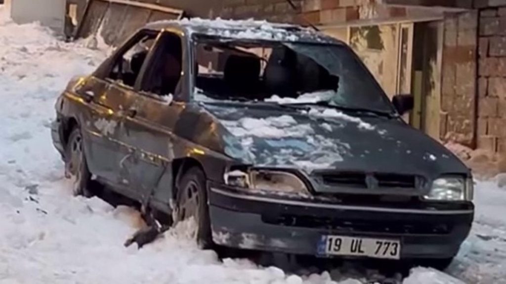 Erzurum’da çatından düşen kar, otomobili kullanılmaz hale getirdi