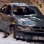 Erzurum’da çatından düşen kar, otomobili kullanılmaz hale getirdi