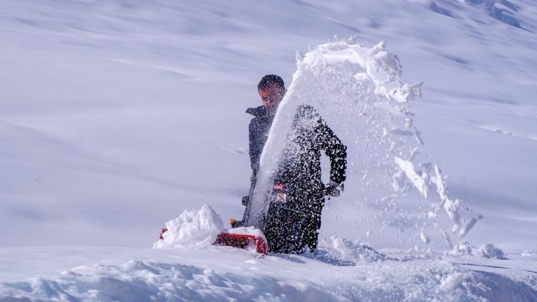 Erzurum’da kar yağışı bitti, çilesi bitmedi