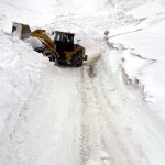 Erzurum’da kardan kapanan yolları açmak için çalışmalar sürüyor