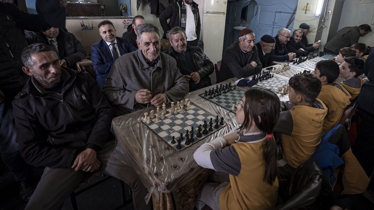 Erzurum’da kuşaklar satrançta buluştu