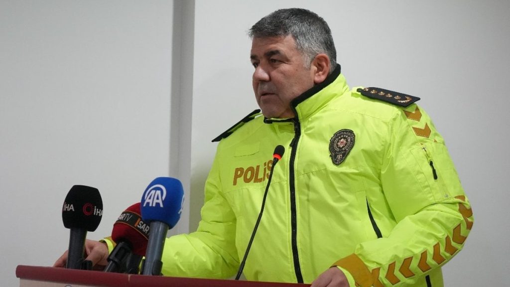 Erzurum’da yeni trafik düzenlemelerinin ilk cezası bir polis memuruna yazıldı
