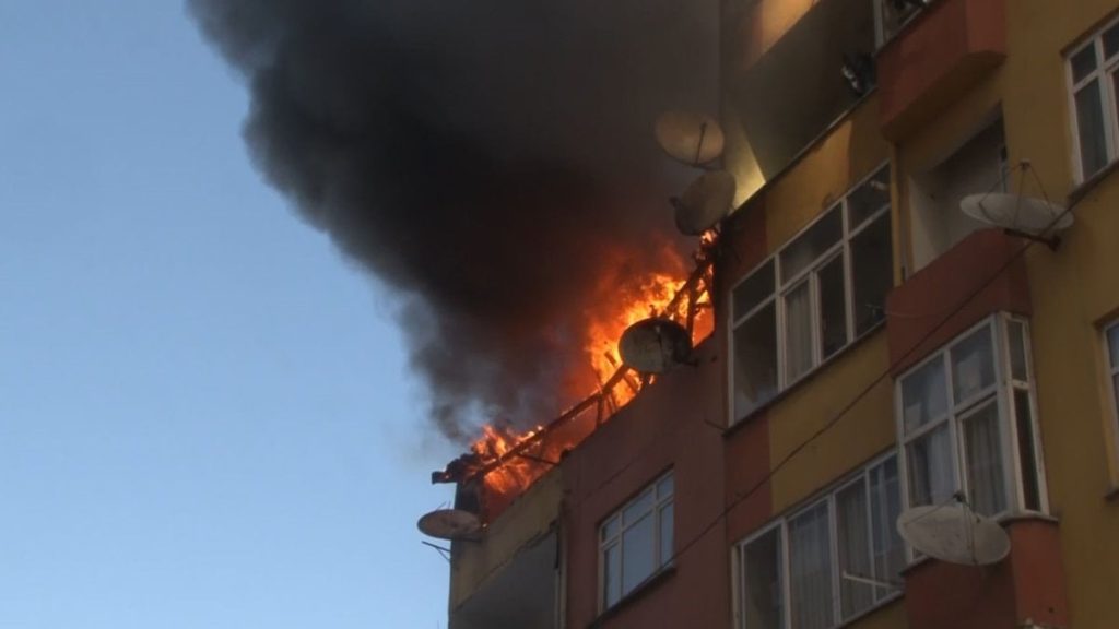 Esenler’de 4 katlı binanın çatısında yangın