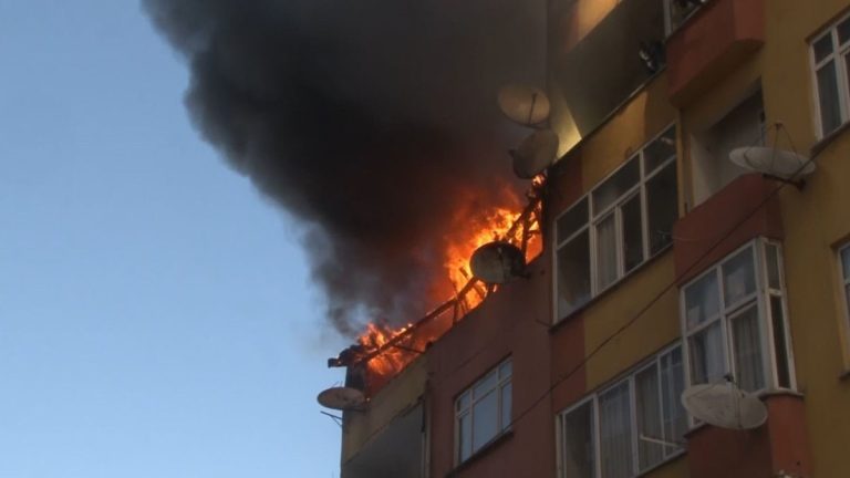 Esenler’de 4 katlı binanın çatısında yangın