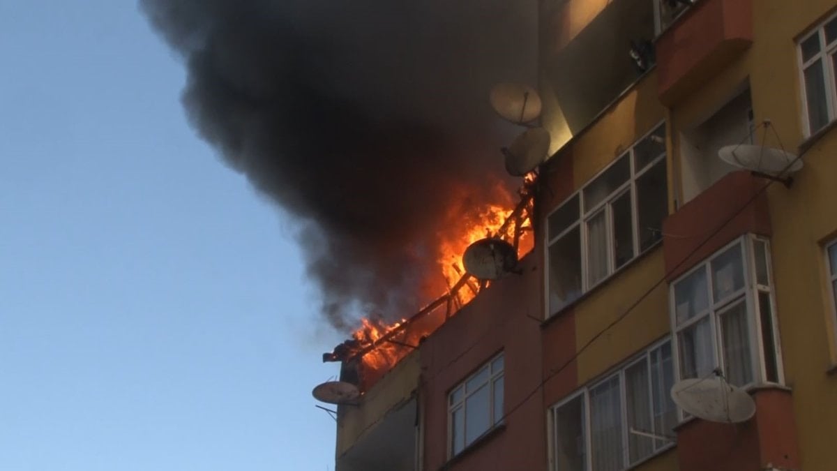 Esenler’de 4 katlı binanın çatısında yangın