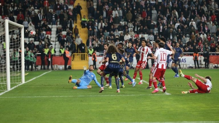 Eski hakemler, Antalyaspor-Fenerbahçe maçının tartışmalı pozisyonlarını yorumladı