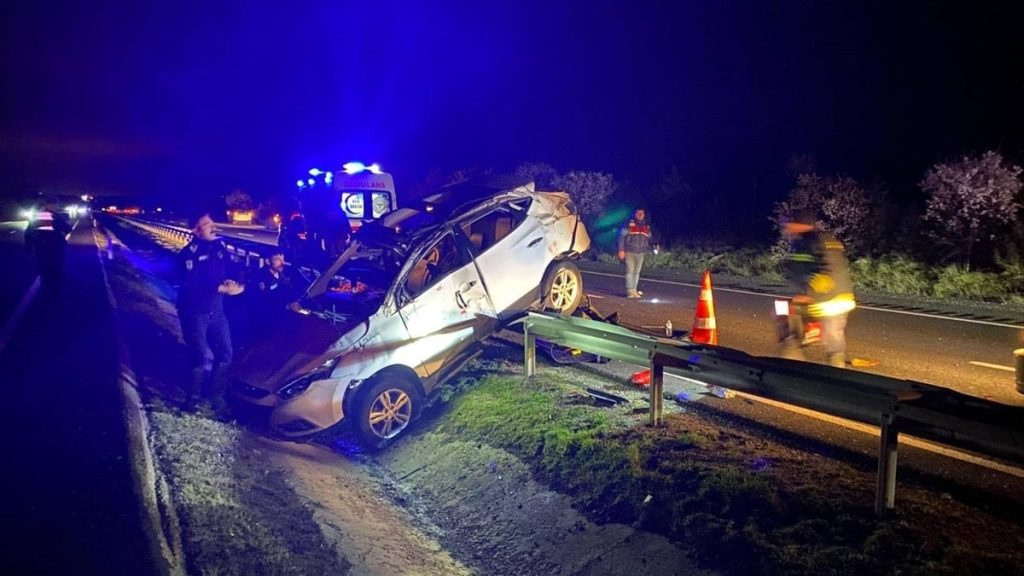 Eskişehir’de kontrolden çıkan sürücü araca çarptı: 2 ölü