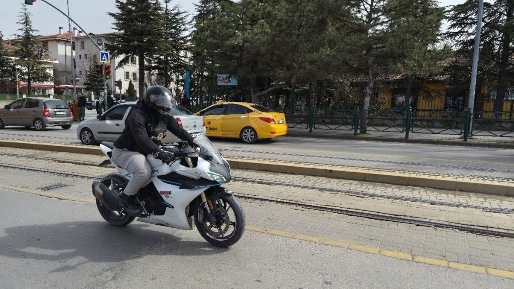 Eskişehir’de kurye ile polis arasında şaşırtan ceza diyaloğu: Ceza yiyeceğime motosiklet alırım