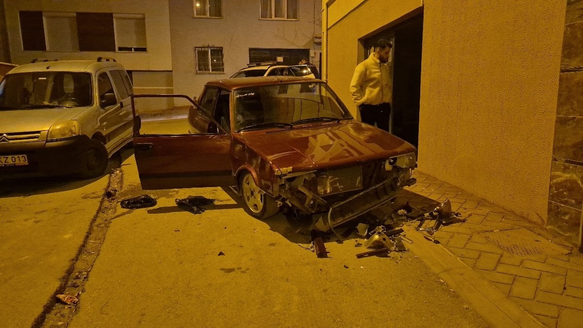 Eskişehir’de sevgilisinden ayrılan genç sokak ortasında aracını parçaladı