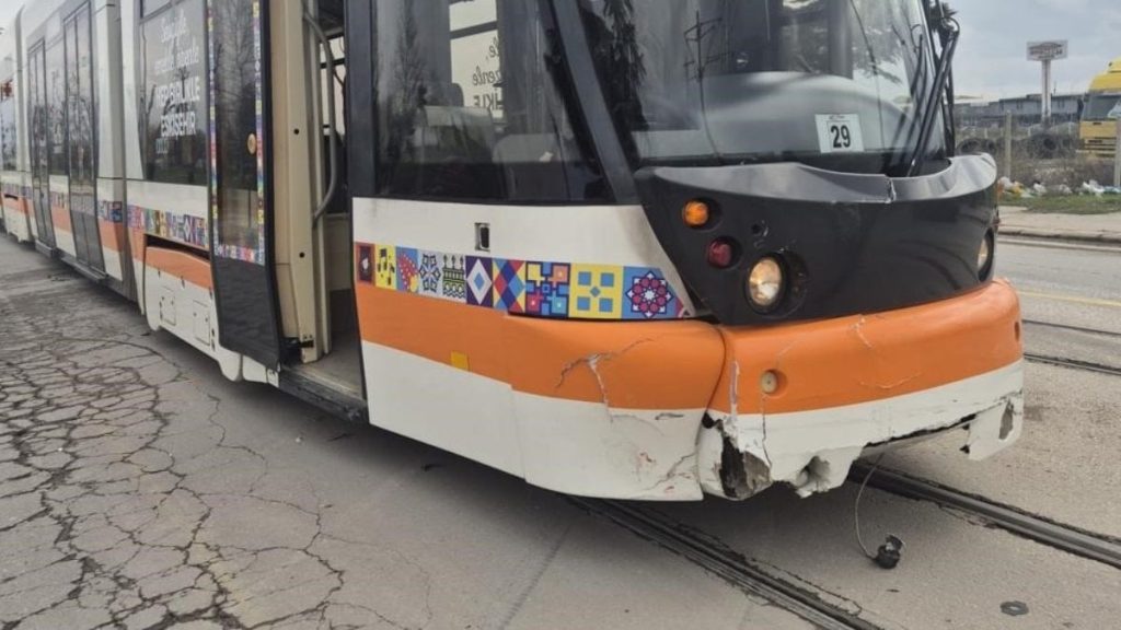 Eskişehir’de tramvay ile otomobil çarpıştı: 2 kişi yaralandı