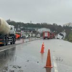 Eyüpsultan’da servis aracı su dolu kanala devrildi