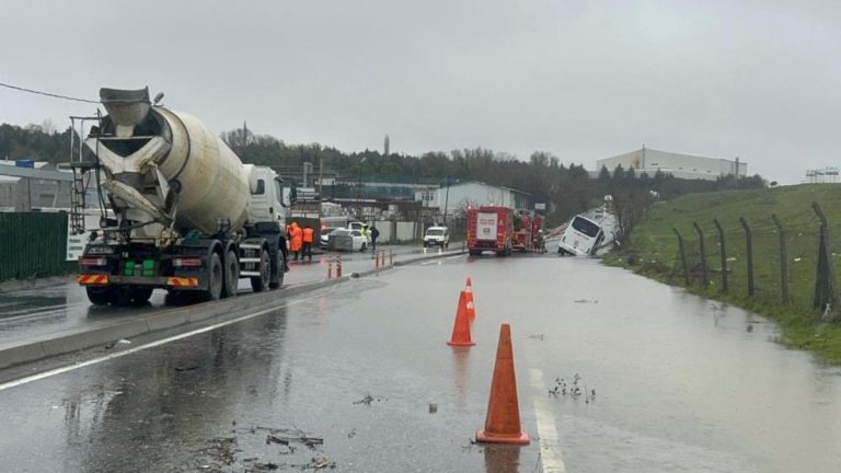 Eyüpsultan’da servis aracı su dolu kanala devrildi