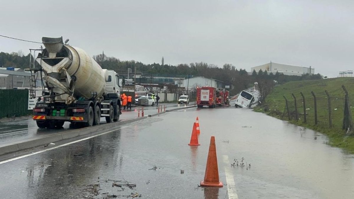 Eyüpsultan’da servis aracı su dolu kanala devrildi