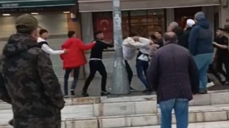 Eyüpsultan’da sokak ortasında yumruklu sopalı kavga