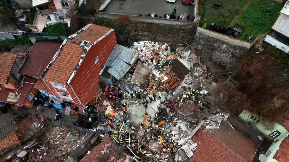 Fatih’te 2 bina çöktü: Soruşturma başlatıldı