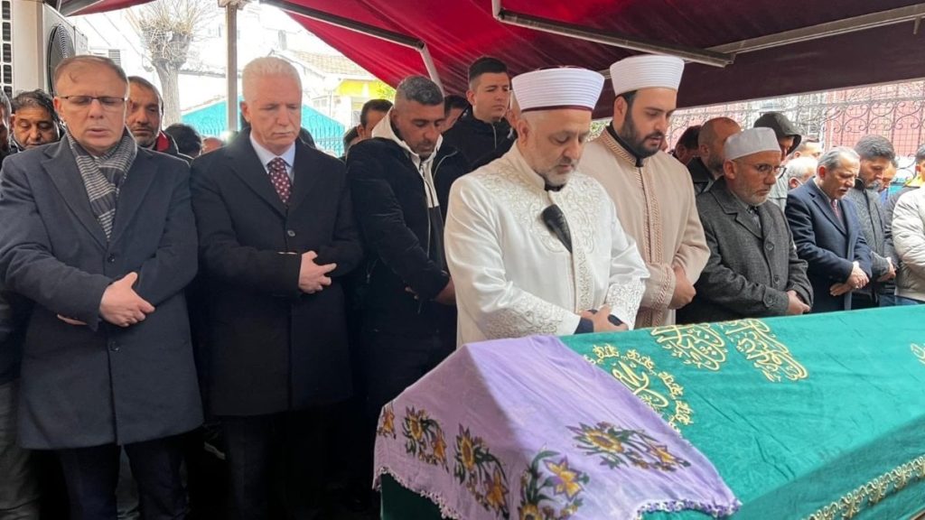 Fatih’te çöken binanın enkazında can veren kadın son yolculuğuna uğurlandı