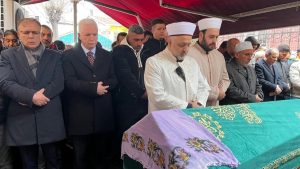 Fatih’te çöken binanın enkazında can veren kadın son yolculuğuna uğurlandı