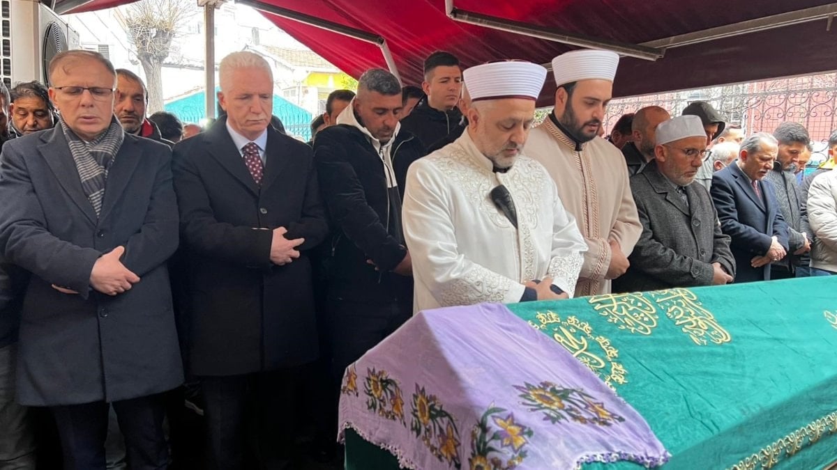 Fatih’te çöken binanın enkazında can veren kadın son yolculuğuna uğurlandı