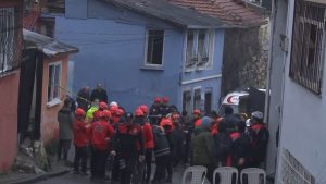 Fatih’te iki binanın çöktüğü mahallenin sakinleri o anları anlattı