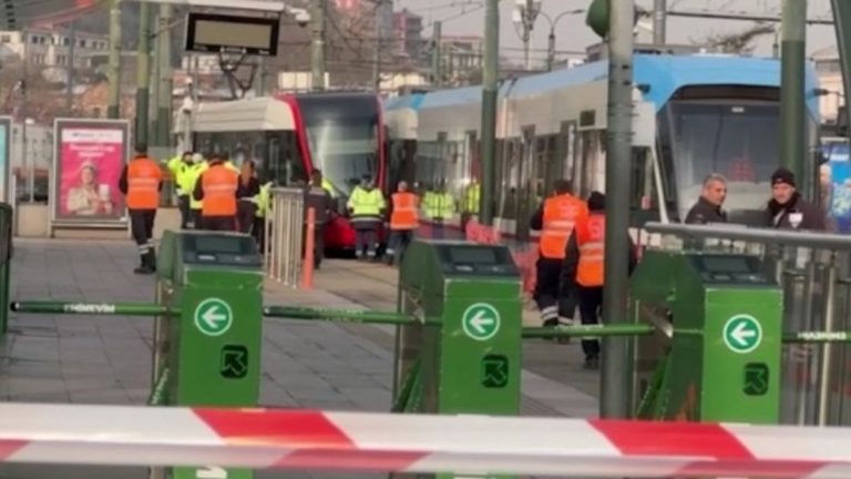 Fatih’te tramvay raydan çıktı, seferler aksadı