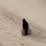 Filistin’de savaşın en acı karesi: Gazzeli çocuğun kendinden ağır yüklerle mücadelesi kamerada