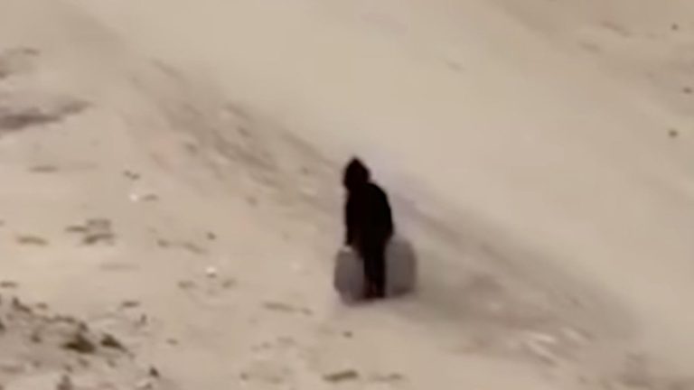 Filistin’de savaşın en acı karesi: Gazzeli çocuğun kendinden ağır yüklerle mücadelesi kamerada