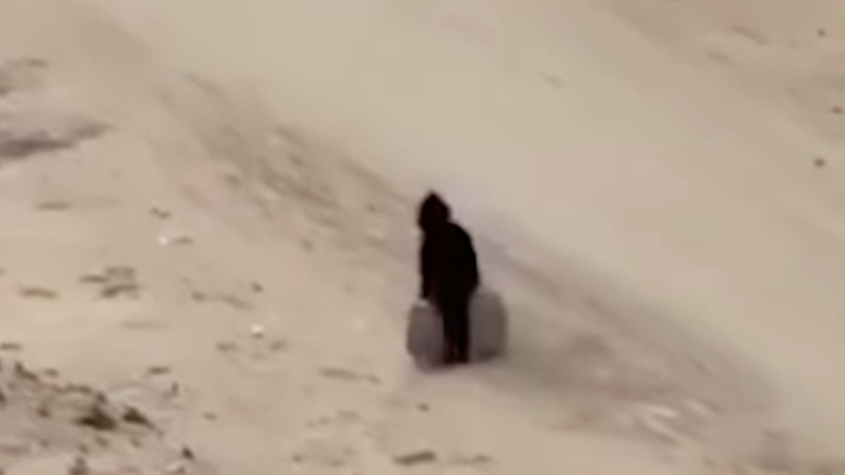 Filistin’de savaşın en acı karesi: Gazzeli çocuğun kendinden ağır yüklerle mücadelesi kamerada