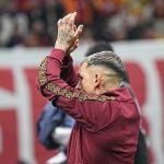 Galatasaray taraftarından, Lucas Torreira için özel pankart