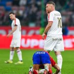 Galatasaray’ın eski yıldızı Lukas Podolski rakibine yumruk attı
