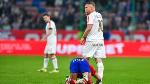 Galatasaray’ın eski yıldızı Lukas Podolski rakibine yumruk attı