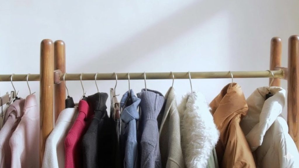 Gardırobunuzda yer açmanın sırrı Japonlardan: Kışlık montlar böyle saklanır