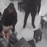 Gaziantep’te boğulma tehlikesi yaşayan kadın müşteriye esnaftan Heimlich manevrası