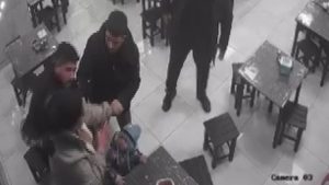 Gaziantep’te boğulma tehlikesi yaşayan kadın müşteriye esnaftan Heimlich manevrası