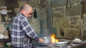 Gaziantep’te çocuk yaşta başladığı kalaycılıkta 50 yılı bitirdi