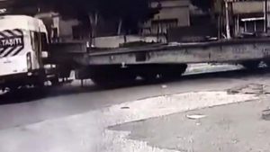 Gaziantep’te hemzemin geçitte tren, öğrenci servisine çarptı